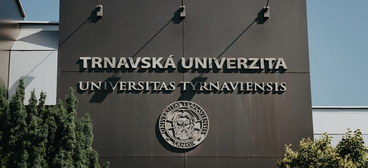 a sign on the side of a building that says travavska university