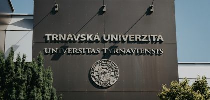 a sign on the side of a building that says travavska university