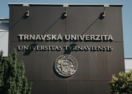 a sign on the side of a building that says travavska university
